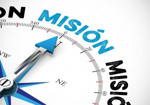 Pfeil von einem Kompass zeigt in Richtung Misión / Mission